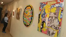 Pengunjung mengamati karya di pameran seni rupa bertajuk ‘Ekspresi Ragam Jiwa’ di Galeri Cipta III Taman Ismail Marzuki, Jakarta, Rabu (4/4). Pameran menampilkan karya 24 seniman untuk memeringati Hari Bipolar Sedunia. (Liputan6.com/Immanuel Antonius)