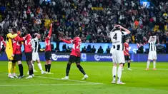 AC Milan sukses menekuk Juventus dengan skor 1-2 dalam laga semifinal Supercoppa Italiana 2024 yang dihelat di Al Awwal Park, Riyadh, Sabtu (4/1/2025) dini hari WIB. (AP Photo/Altaf Qadri)
