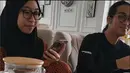 Selain sikap Adiba yang masih bermain HP ketika makan, cara duduk Adiba yang mengangkat satu kaki juga jadi sorotan. Menanggapi beragam komentar, Umi Pipik menyebut jika Umi Pipik juga sering bermain HP ketika makan dan mengangkat satu kaki ketika makan. Berikan penjelasan lebih lanjut, Umi Pipik unggah gambar soal sunnah ketika makan salah satunya duduk dengan cara bertumpu pada kedua lutut dan kedua punggung kakinya. (Liputan6.com/IG/@_ummi_pipik_)