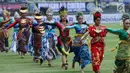 Penari mengenakan pakaian adat daerah saat tampil pada jeda laga pembuka turnamen Piala Presiden 2018 antara Persib melawan Sriwijaya FC di Stadion GBLA, Bandung, Selasa (16/1). Laga dimenangkan Persib 1-0. (Liputan6.com/Helmi Fithriansyah)