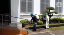 Petugas menyemprotkan cairan disinfektan di halaman luar Museum Gajah atau Museum Nasional, Jakarta Pusat, Senin (16/3/2020). Penyemprotan yang dilakukan saat museum ditutup itu sebagai upaya mencegah penyebaran wabah virus Corona (COVID-19). (Liputan6.com/Johan Tallo)
