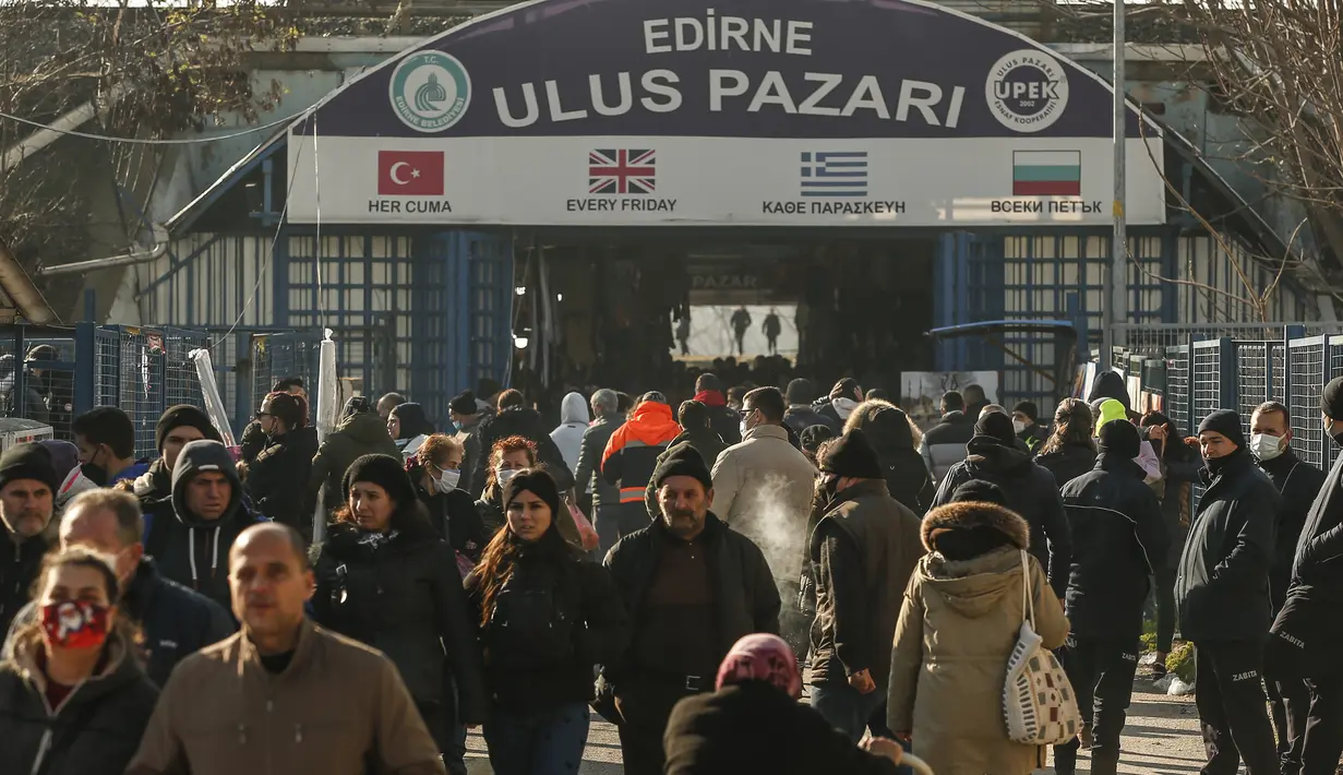 Turis Bulgaria berbelanja di bazaar di Edirne, dekat perbatasan Bulgaria, di Turki, pada 24 Desember 2021. Warga Bulgaria melintasi perbatasan barat Turki dengan mobil dan bus yang penuh sesak, memanfaatkan penurunan lira Turki untuk membeli barang kebutuhan sehari-hari. (AP Photo/Emrah Gurel)