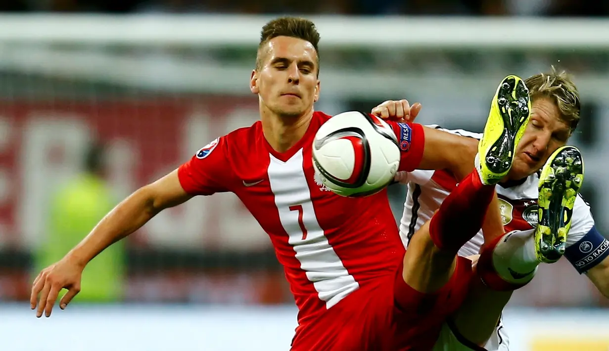 Pemain Polandia, Arkadiusz Milik (kiri) berebut bola dengan pemain Jerman, Bastian Schweinsteiger, dalam Kualifikasi Piala Eropa 2016 di Frankfurt, Jerman. (4/9/2015). (Reuters/Ina Fassbender)
