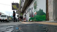 Mural yang dibuat pada tembok bangunan di Jalan Stasiun Kereta Api tersebut memiliki makna sebagai ajakan hidup sehat bagi warga Medan atas ancaman Covid-19 yang disimbolkan sebagai virus monster.