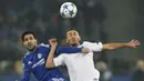 Pemain Dynamo Kiev, Serhiy Rybalka (kanan), berebut bola dengan pemain Chelsea, Cesc Fabregas, dalam lanjutan Grup G Liga Champions di Stadion Olympic, Kiev, Ukraina, Rabu (21/10/2015) dini hari WIB. (Reuters/Valentyn Ogirenko)