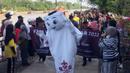 Sejumlah warga yang hadir tampak antusias menyapa maskot Piala Dunia 2022 tersebut. (Procomm Surya Citra Media)