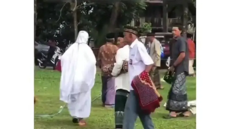 Tangkapan layar video Tiktok kakek lebaran pakai seragam SMA (Istimewa)