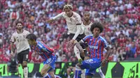 Aksi Hugo Ekitike saat mencetak gol di laga Crystal Palace vs Liverpool di Community Shield di Stadion Wembley, Minggu (10/08/2025). (AP Photo/Dave Shopland).