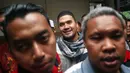 Keceriaan Saiful Jamil terlihat saat akan melaksanakan salat Jumat dekat kantor Polsek Metro Kelapa Gading, Jakarta Utara. (Deki Prayoga/Bintang.com)