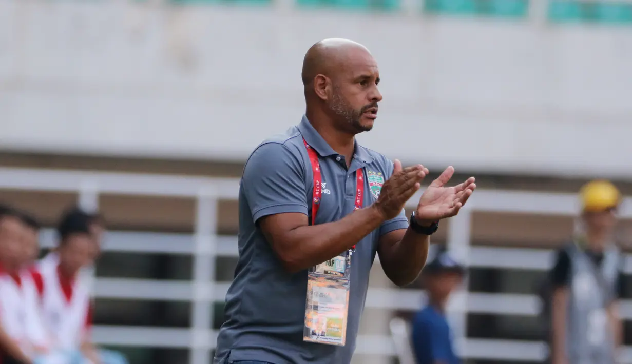 Pelatih Becamex Binh Duong, Nguyen Thanh Son, saat melawan PSM Makassar pada laga semifinal Zona ASEAN Piala AFC 2019 di Stadion Pakansari, Rabu (26/6). PSM menang 2-1 atas Becamex Binh Duong. (Bola.com/M Iqbal Ichsan)