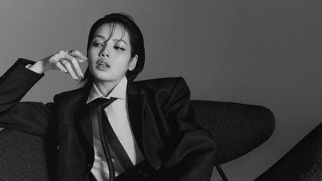 6 Potret Adu Gaya Jennie BLACKPINK dan Lisa BLACKPINK Kompak Jadi CEO