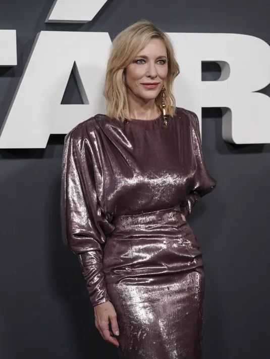 Cate Blanchett berpose untuk fotografer setibanya di pemutaran perdana film 'Tar' di London, Rabu, 11 Januari 2023. Pakaian tersebut menampilkan detail yang berkilauan dan lengan panjang sementara Cate mengencangkan pinggangnya dengan tali yang serasi. (Photo by Scott Garfitt/Invision/AP)