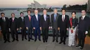 Perdana Menteri Australia, Malcolm (kelima kiri) berpose bersama Presiden Joko Widodo (Jokowi) serta pemimpin ASEAN lainnya pada jamuan makan malam disela kegiatan ASEAN-Australia Special Summit 2018 di Sydney, Sabtu (17/3). (ANDREW TAYLOR/ASEANINAUS/AFP)