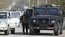 Prajurit keamanan Rusia melakukan blokir jalan masuk ke permukiman distrik Novoseletsky di Stavropol, Rusia 11/4). Serangan teror tersebut, terdapat ada tiga ledakan bom bunuh diri. (REUTERS/Eduard Korniyenko)