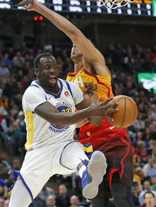 Pemain Utah Jazz, Rudy Gobert (kanan) menutup gerakan pemain Warriors, Draymond Green pada lanjutan NBA basketball game di Vivint Smart Home Arena, Salt Lake City, (30/1/2018). Utah menang 129-99. (AP/Rick Bowmer)