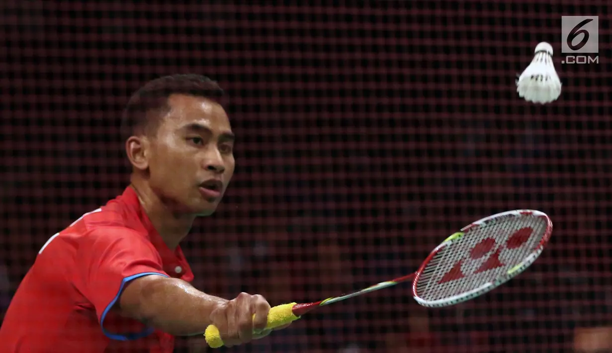 Tunggal Putra Indonesia, Tommy Sugiarto mengembalikan kok ke arah Lee Chong Wei (Malaysia) di putaran pertama Indonesia Open 2017, Jakarta, Rabu (14/6). Tommy kalah 21-13, 10-21, 18-21. (Liputan6.com/Helmi Fithriansyah)