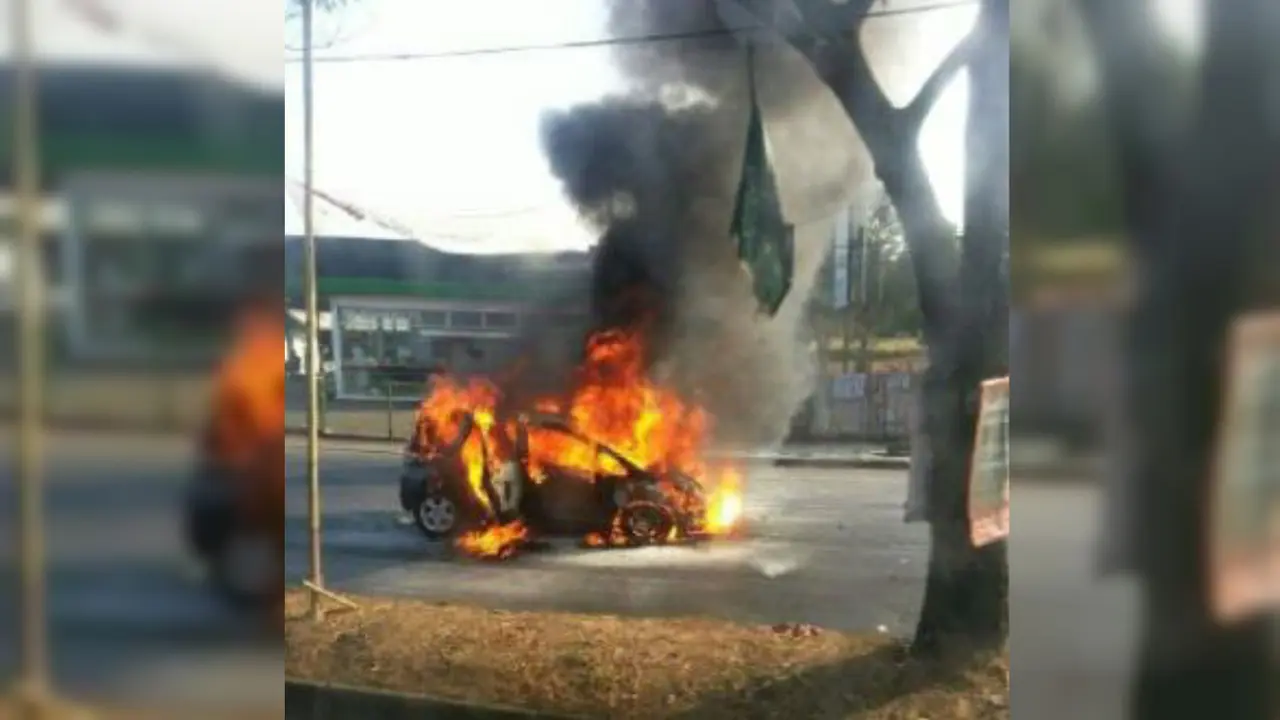 Honda Jazz terbakar