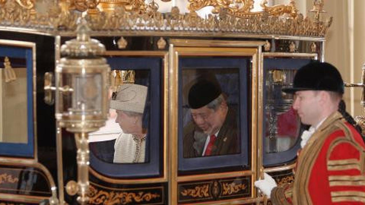 Presiden SBY dan Ratu Elizabeth II naik kereta kuda di Inggris