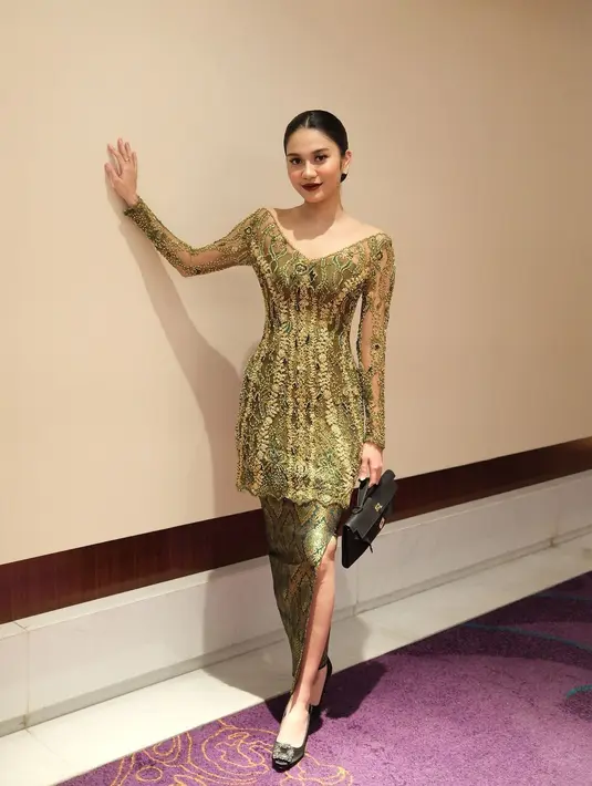 Saat jadi bridesmaid Aaliyah Massaid, Azizah Salsha pakai kebaya V-neck hijau olive. Dipadukan dengan rok slit Batik dan clutch hitam dari Hermes seharga Rp259jutaan. [@azizahsalsha_]