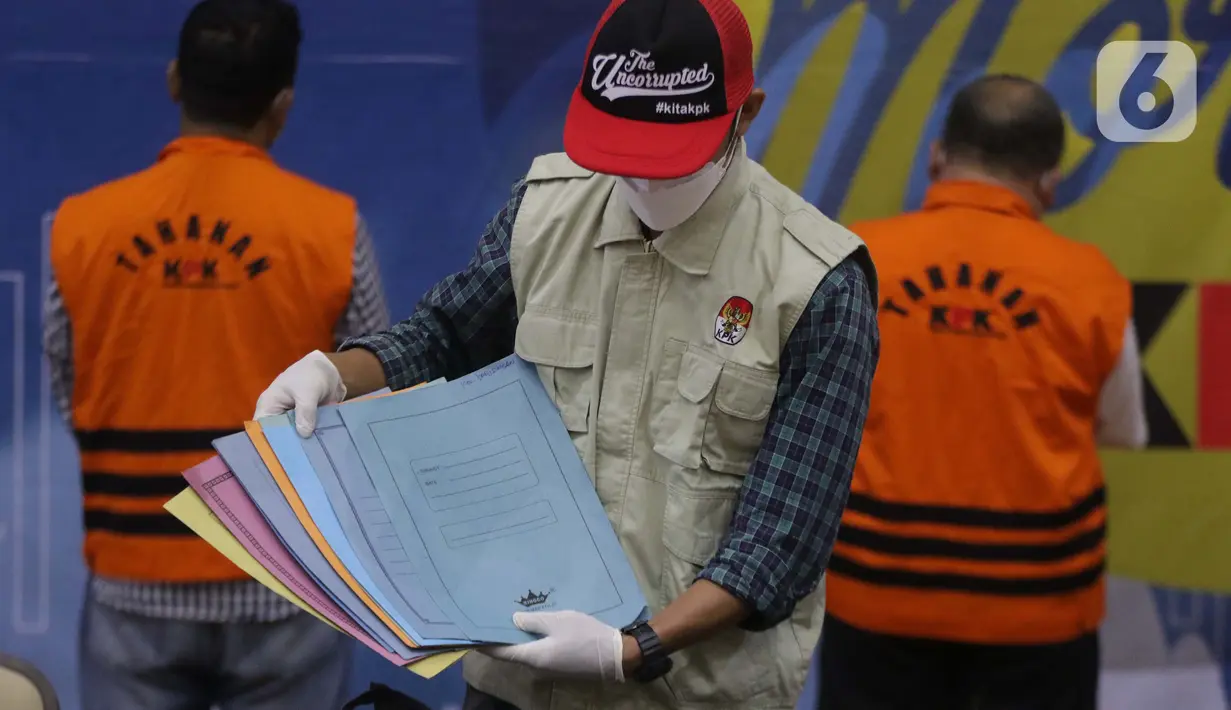 Petugas memperlihatkan barang bukti hasil OTT Bupati Probolinggo, Puput Tantriana Sari di Gedung KPK, Jakarta, Selasa (31/8/2021). KPK menyita uang Rp362.500.000, dan sejumlah dokumen. (Liputan6.com/Helmi Fithriansyah)