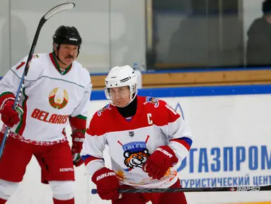 Presiden Rusia Vladimir Putin (kanan) dan Presiden Belarusia Alexander Lukashenko mengikuti Night Hockey League di Sochi, Rusia, Jumat (7/2/2020). Putin dan Lukashenko bermain hoki bersama saat jeda pembicaraan ekonomi antara kedua negara. (AP Photo/Alexander Zemlianichenko, Pool)