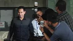 Tubagus Chaeri Wardana alias Wawan usai diperiksa KPK, Jakarta, Senin (14/12/2015). Wawan hanya diam seribu bahasa saat dicecar pertanyaan oleh wartawan. (Liputan6.com/Helmi Afandi)