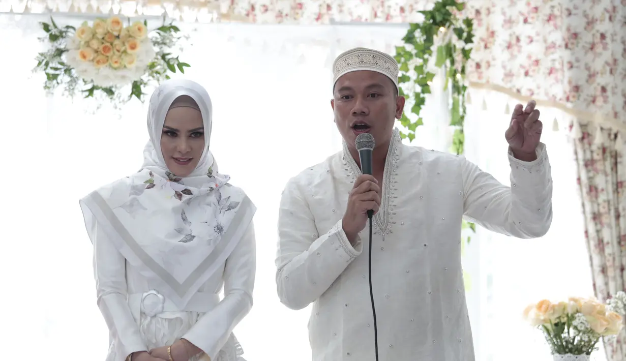 Pasangan yang sudah menikah siri pada November 2017 ini, terlihat khusyu menyimak lantunan ayat suci alquran, tausiyah, serta doa di acara pengajian tersebut. (Nurwahyunan/Bintang.com)