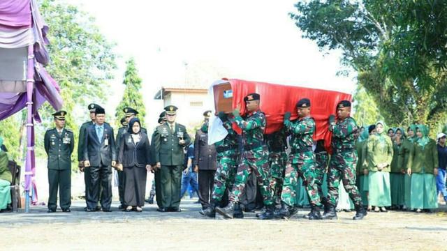 Tangisan Sedih Iringi Pemakaman Anggota TNI yang Gugur di Papua