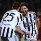 Gelandang Juventus, Manuel Locatelli (kanan) berselebrasi bersama Adrien Rabiot setelah mencetak gol kontra Torino pada Liga Italia 2021/2022 di Stadion Grande Torino, Sabtu (2/10/2021). (Marco Bartorello/AFP)