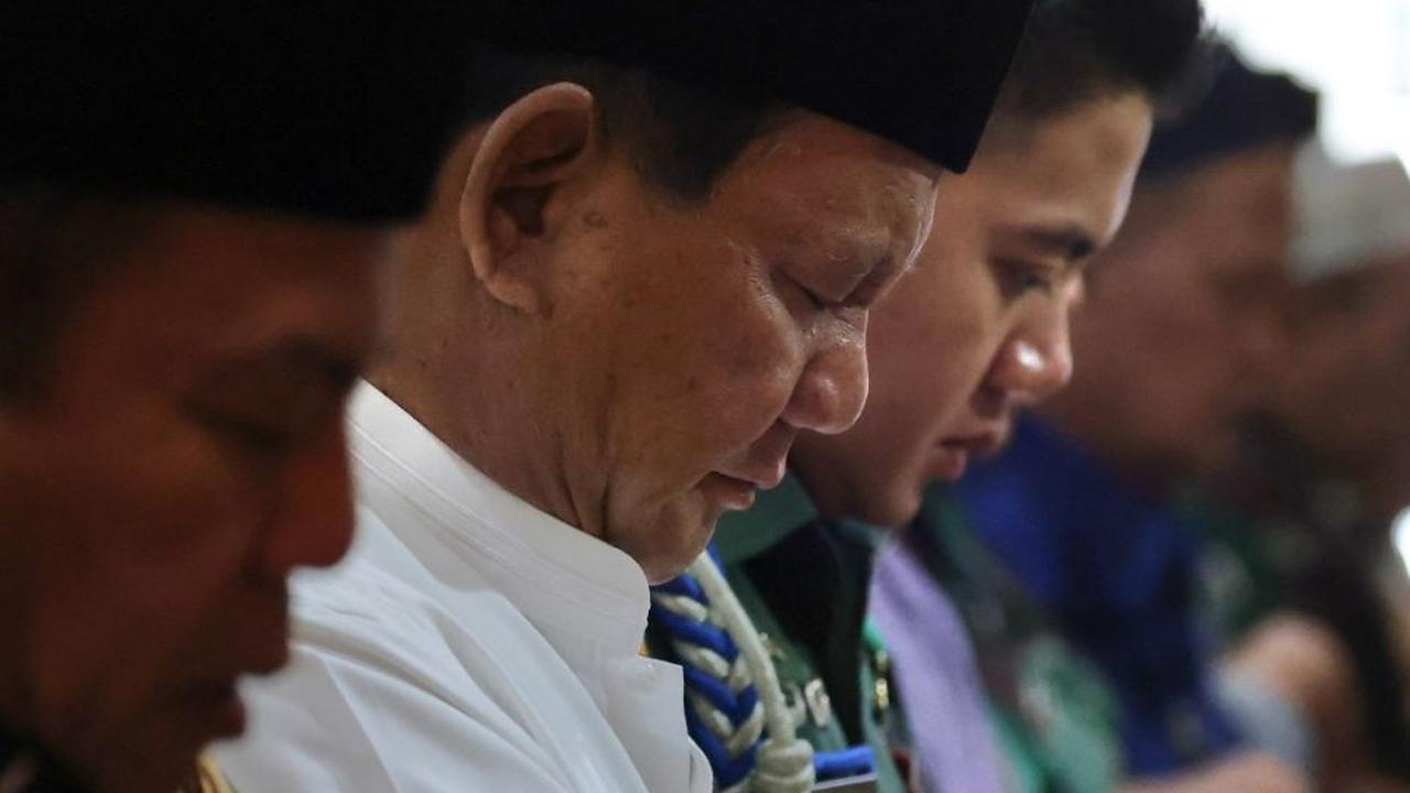 Momen Prabowo Salat Jumat di Kemhan Jelang Gibran Tampil di Debat Cawapres