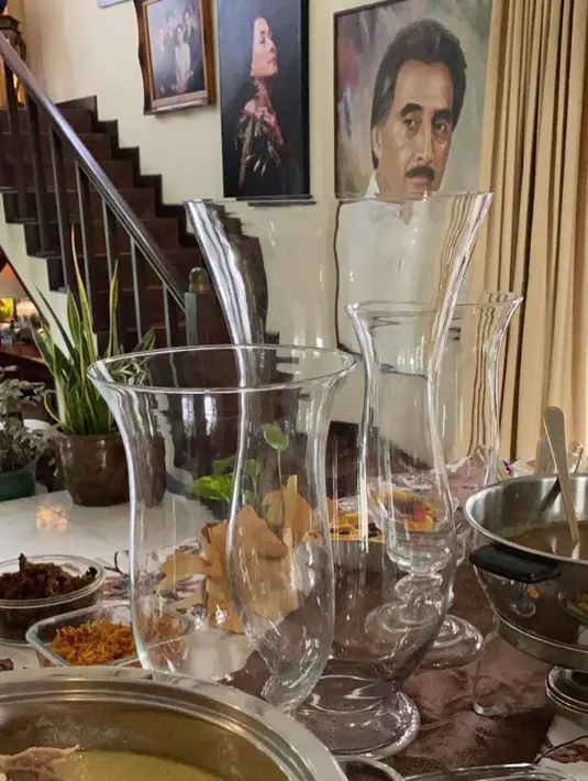 Di area tangga menuju lantai atas, dindingnya dihiasi dengna lukisan dan foto keluarga. (Foto: Instagram/@widyawati_sophiaan)