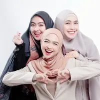 Potret Ria Ricis dan dua kakak perempuannya. Foto: Instagram/okisetianadewi.