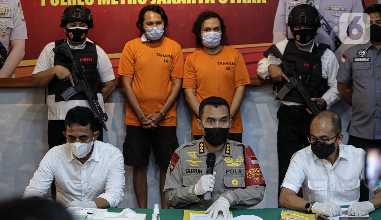 Kapolres Metro Jakarta Utara Kombes Pol Guruh Arif Darmawan (tengah) saat rilis kasus penyalahgunaan narkoba vokalis grup band Deadsquad Daniel Mardhany di Polres Jakarta Utara, Senin (3/5/2021). Daniel Mardhany ditangkap bersama rekannya. (Liputan6.com/Faizal Fanani)