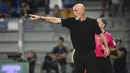 Pelatih Milan Stefano Pioli meneriakkan instruksi kepada para pemainnya saat bertanding melawan Sassuolo pada pertandingan lanjutan Liga Serie A Italia di stadion Mapei - Citta del Tricolore di Reggio Emilia (30/8/2022). AC Milan bermain imbang atas Sassuolo dengan skor 0-0. (Massimo Paolone / LaPresse via AP)