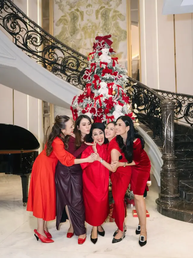 6 Potret Dekorasi Natal di Rumah Keluarga Jessica Mila, Mewah Penuh Kehangatan