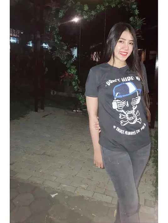 Pilihan jean dan kaus hitam juga cocok dipakai Via dalam kegiatan santai. Rambut panjangnya pun tetap dibiarkan terurai dan lipstick merah di bibir menambah kecantikan Via. (Instagram/viavallen)