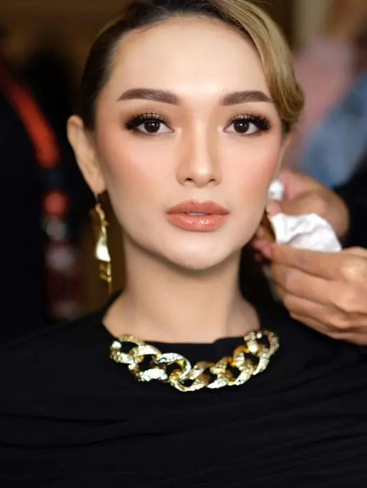 Zaskia Gotik saat di make up sebelum tampil di sebuah acara musik dangdut. Pedangdut 32 tahun ini bahkan masih aktif di atas panggung dengan goyangan itiknya. (Instagram/zaskia_gotix)