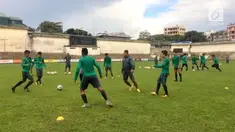 Feby Eka Putra dan Kadek Raditya harus berlatih terpisah karena terkena radang tenggorokan.