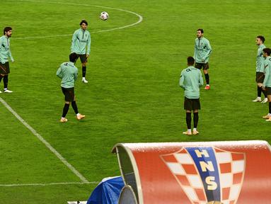Para pemain Portugal melakukan latihan jelang laga UEFA Nations League di Stadion Poljud, Senin (16/11/2020). Portugal akan berhadapan dengan Kroasia. (AFP/Denis Lovrovic)
