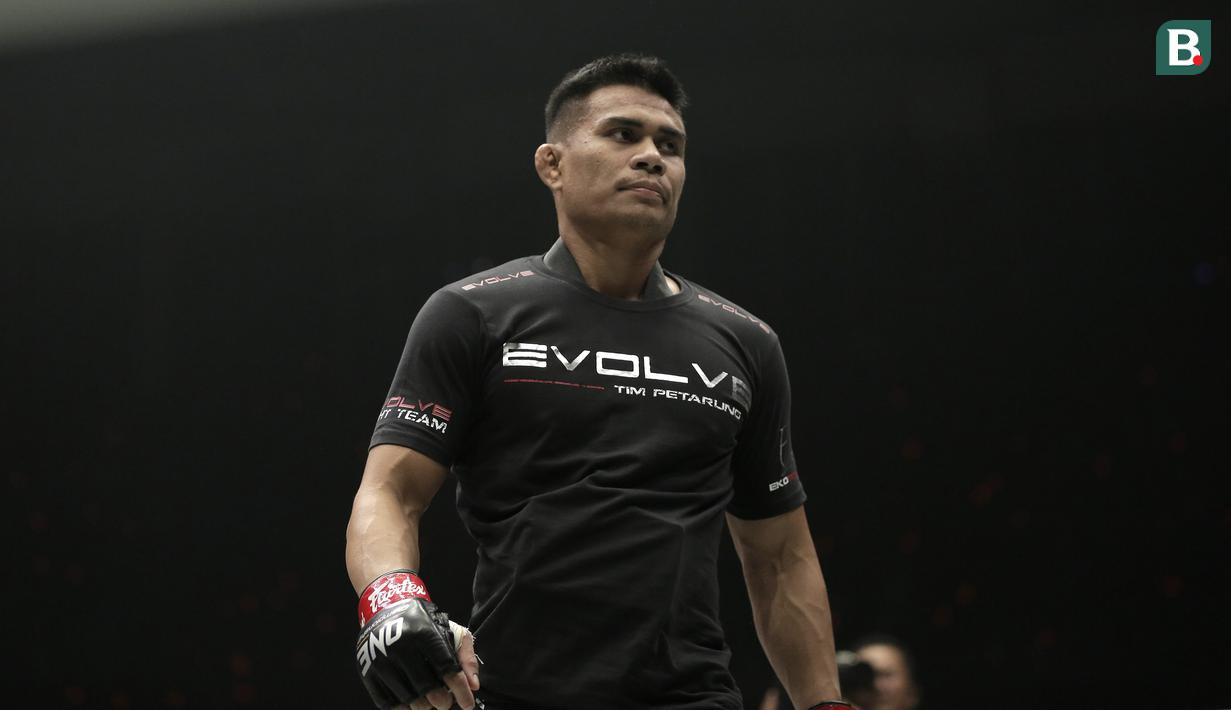 Petarung Indonesia, Eko Roni Saputra, saat melawan petarung Kamboja, Khon Sichan, di ajang One Championship, One: Warrior's Code di Istora Senayan, Jakarta, Jumat (7/2). Eko Roni menang mudah atas Khon Sichan. (Bola.com/Yoppy Renato)