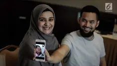Teuku Wisnu bersama istrinya Shireen Sungkar menunjukkan foto anak ketiganya saat jumpa pers di RS Pondok Indah, Jakarta, Kamis (19/4). Anak ketiga Shireen dan Wisnu ini berjenis kelamin perempuan. (Liputan6.com/Faizal Fanani)