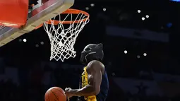 Pemain Indiana Pacers, Victor Oladipo menggenakan topeng dari film "Black Panther" berusaha memasukan bola ke dalam ring pada kontes basket All-Star NBA All-Star 2018 di Los Angeles, AS (17/2). (AP Photo/Chris Pizzello)