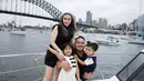 <p>Saat liburan di Sydney, keluarga Momo Geisha tampak naik yacht. Mereka terlihat menanti momen pergantian tahun. [Foto: instagram.com/therealmomogeisha]</p>