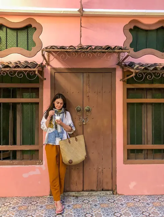 Coba lihat, gayanya sederhana banget kan? Luna hanya memakai celana kulot, blus putih dan scarf yang  dililitkan di bagian lehernya. Rambut panjang Luna dibiarkan terurai begitu saja. (Instagram/lunamaya)