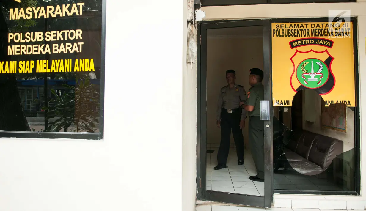 Petugas saat berada di Pos Polisi Subsektor Monas Barat, Gambir, Jakarta, Jumat (26/5). Pengrusakan terjadi pada kamis malam tersebut diduga oknum yang mengaku sebagai aparat. (Liputan6.com/Gempur M Surya)