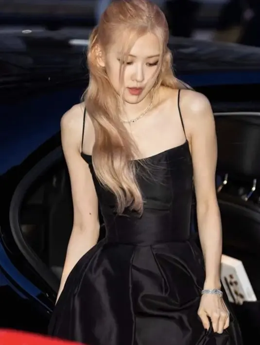 Pada kesempatan ini, ia tampak menyematkan perhiasan pada leher dan pergelangan tangannya. [Foto: Instagram/ Rosé Blackpink].