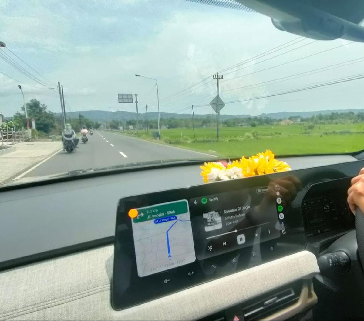 Perjalanan di Gunung Kidul, kami terhibur dengan kualitas audio Xforce yang memakai Dynamic Sound Yamaha Premium. Suaranya jernih, bulat diterima telinga kami, sehingga mendengarkan lagu kian asyik. Plus dukungan 8 speakers.&nbsp;