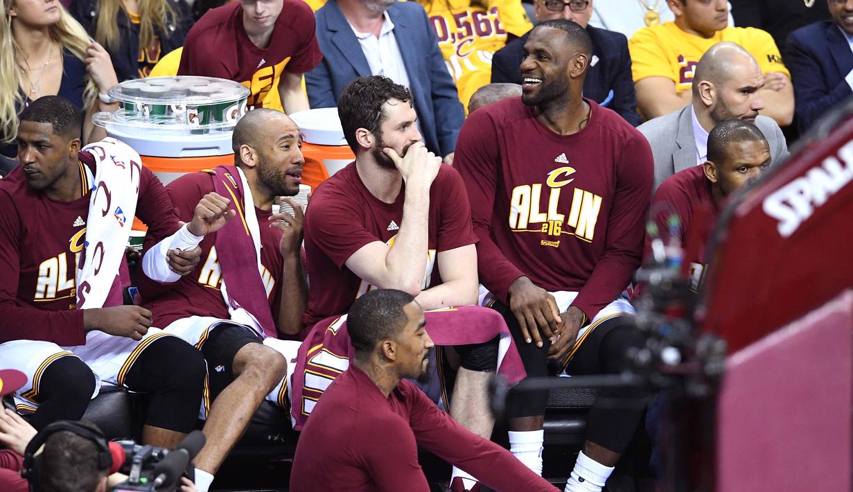 Para pemain Cleveland Cavaliers terlihat senang saat unggul atas Toronto Raptors pada Final Wilayah Timur, NBA Playoffs 2016 di Quicken Loans Arena, Cleveland, Rabu (18/5/2016) WIB. Cavaliers menang 115-84. (Jason Miller/Getty Images/AFP)