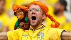 Seorang suporter Swedia memakai wig dan membawa boneka monyet saat mendukung timnya melawan Irlandia di pertandingan Grup E Euro 2016 di Stade de France, Saint-Denis, Paris, (13/6). (REUTERS/John Sibley)