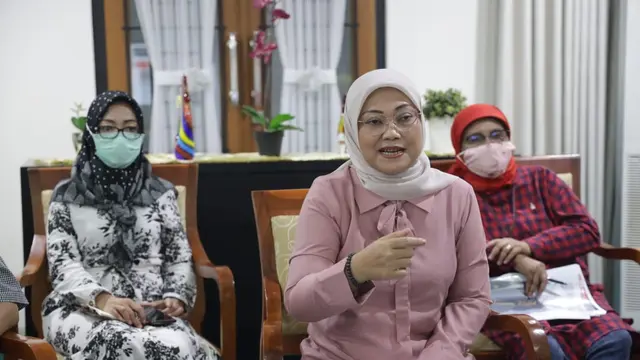 Menaker Ida Fauziyah menggelar dialog dengan Forum Rektor Indonesia (FRI) mengenai subtansi RUU Cipta Kerja.